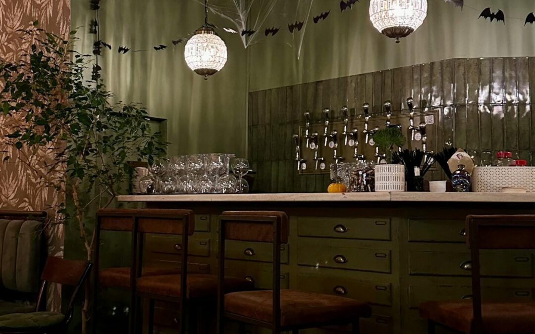 Exploring the Evolution of Bar Crawls: A Modern Guide to Navigating Social Drinking in the Digital Age